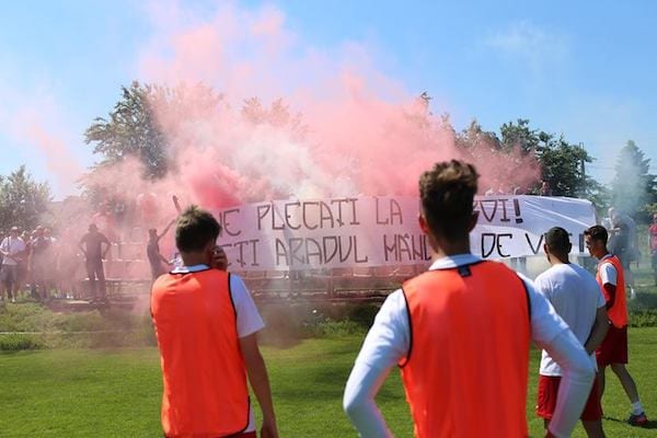 Suporterii UTA-ei, către jucători: „Bateți la Timișoara și rămâneți pentru totdeauna în sufletele noastre!”