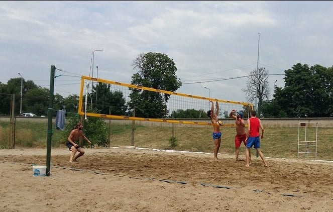 640 de tone de nisip pentru noile terenuri de volei pe plajă din Arad!