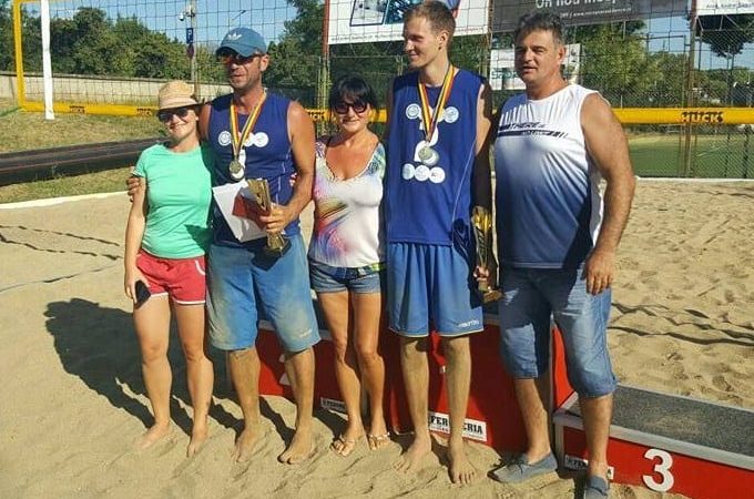 Nisipul fin de acasă: Mascovits – Vîrlan, tandemul câștigător al etapei arădene la volei pe plajă