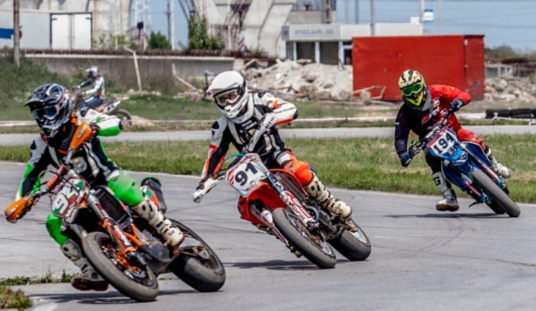 Motoare turate la Arad pentru etapa de viteză a juniorilor și „naționalele” de scutere și Supermoto