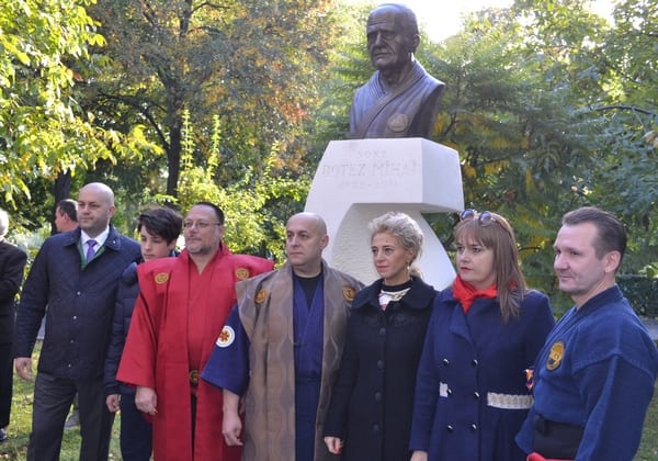 Bustul lui Mihai Botez tronează în Parcul Pădurice, iar sala de sport a UAV i-a luat numele parintelui artelor marțiale românești