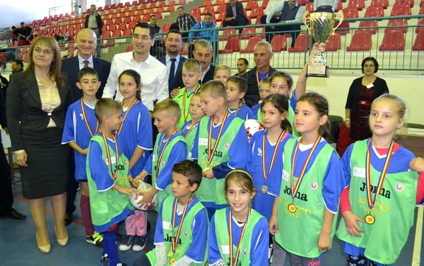 Finaliștii Arad Cup, premiați și felicitați de președintele FRF! Sântana și Vladimirescu au pus mâna pe cupele AJF-ului