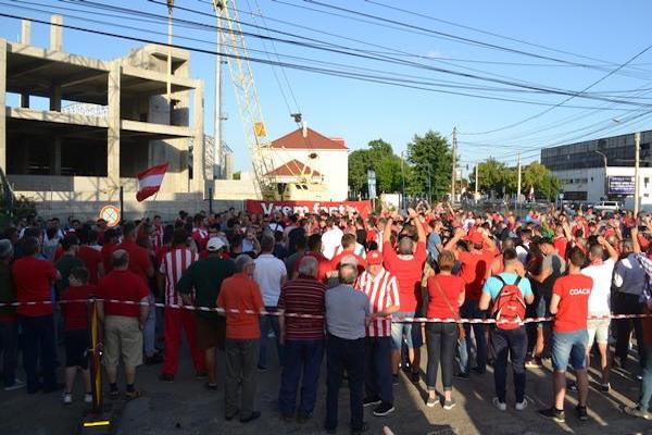 Circa 400 de utiști l-au înjurat pe Falcă la așa zisa inaugurare a stadionului „Francisc Neuman”