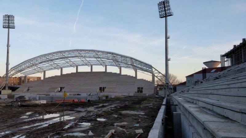 În ziua în care fanii UTA-ei „inaugurează” stadionul „Francisc Neuman”, constructorul Tehnodomus îi solicită cu tupeu Primăriei decalarea termenului de finalizare