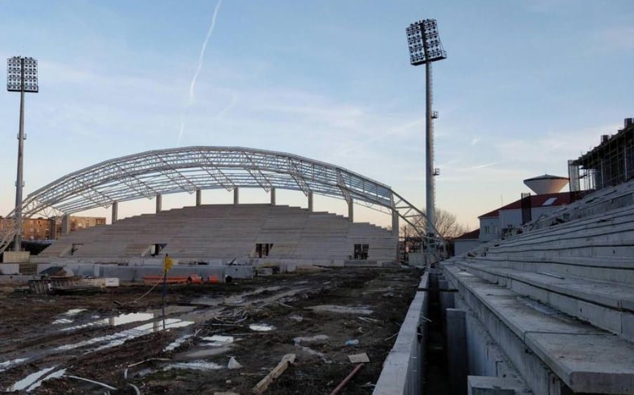În ziua în care fanii UTA-ei „inaugurează” stadionul „Francisc Neuman”, constructorul Tehnodomus îi solicită cu tupeu Primăriei decalarea termenului de finalizare