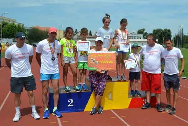 Peste 200 de elevi de la zeci de școli din Arad și Timiș au alergat pentru glorie și…premii la prima ediție a „1 Iunie Junior Atletism”