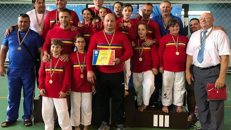 Judoka Under 11 ai Aradului au contribuit cu trei medalii la „aurul” echipei feminine pe euro-regiuni: Elena Costea – prima la +52 kg
