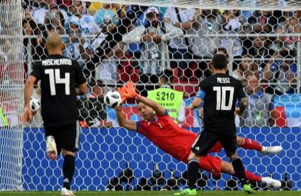 Primele penalty-uri ratate la Mondiale, ambele decisive! „Zeul” Messi redimensionează șansele „pumelor”