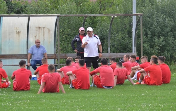 UTA a avut 29 de jucători la reunire, Ionuț Popa înăbușind din start nemulțumirile: „Cine nu vrea să facă fotbal e liber să plece!”