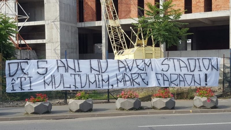 Mesajul suporterilor UTA-ei pentru primarul Falcă la plecarea spre Bruxelles: ”De 5 ani nu avem stadion/ Îţi mulţumim, mare faraon!”