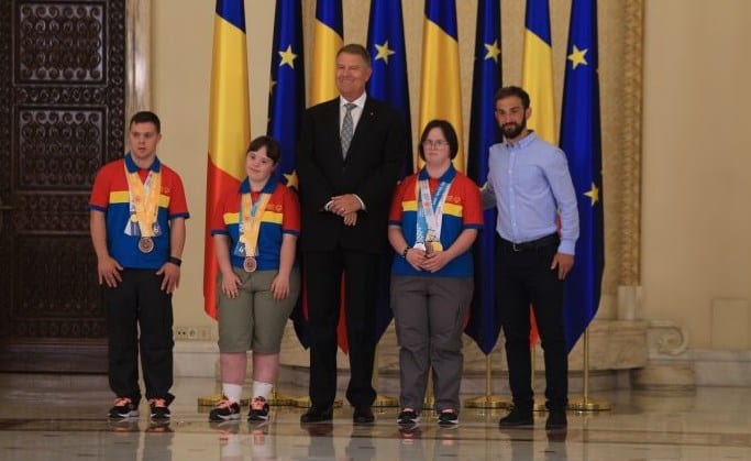 Medaliată la Special Olympics, arădeanca Mara Oprea a fost felicitată de președintele Iohannis