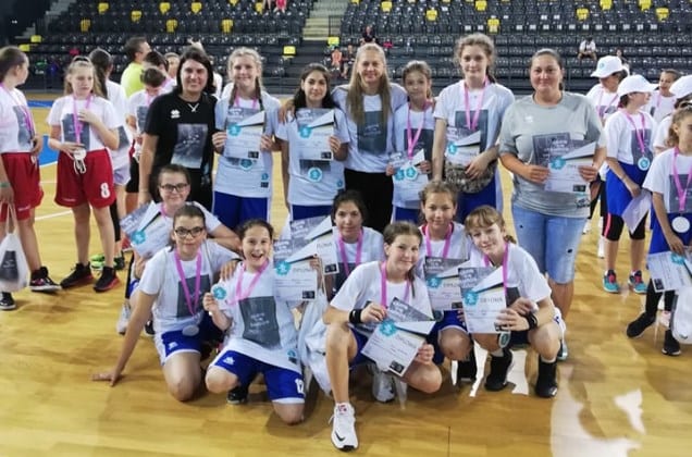 Tinerele baschetbaliste arădene au făcut-o mândră pe Moni Brosovszky, ambasadoarea proiectului „Her world, her rules” în România