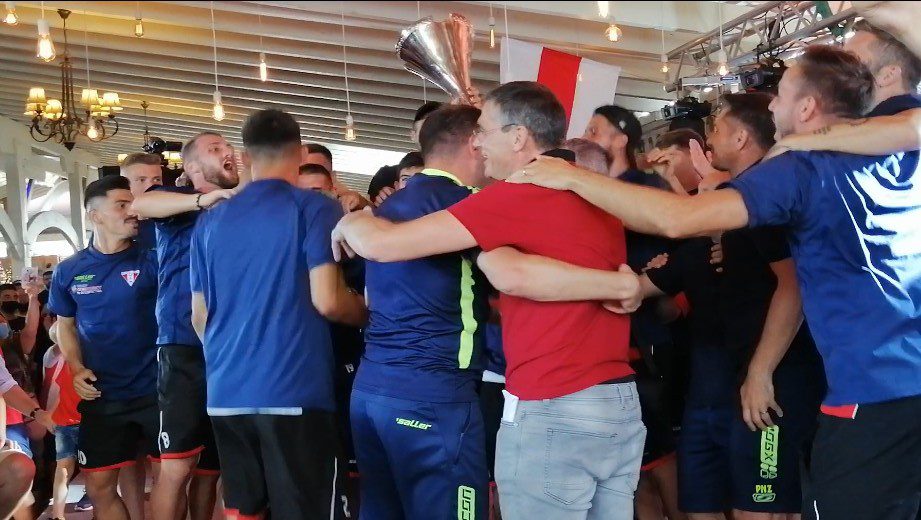 Aradul își sărbătorește campionii: Utiștii le-au prezentat fanilor trofeul Ligii a 2-a într-o seară de gală, în care s-a vorbit inclusiv despre Europa!