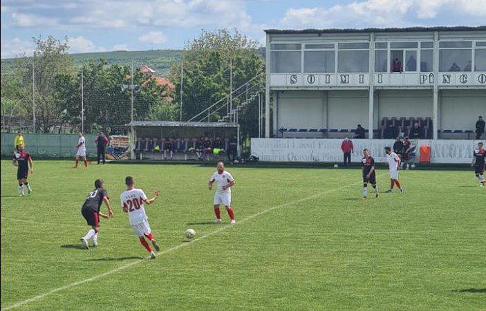 Locul 4 se îmbracă în „roșu-negru”, elevii lui Ciba – consumați de meciul sezonului: Unirea Sântana – Victoria Felnac  3-0
