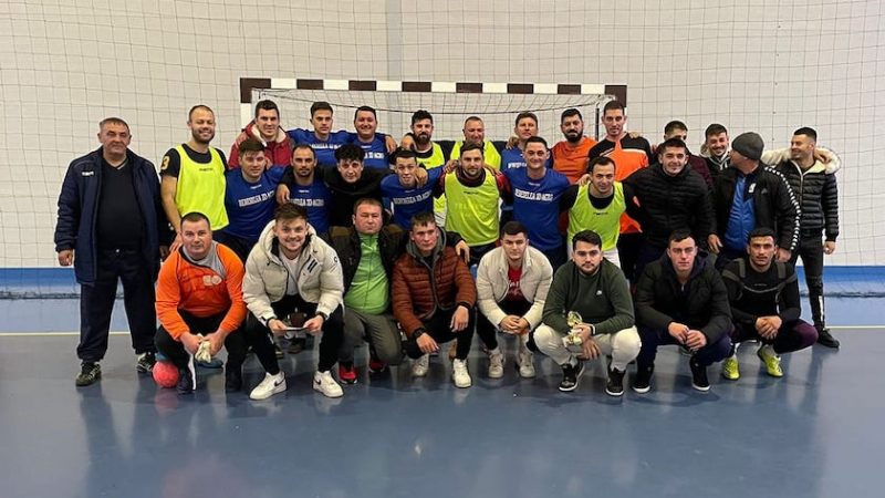 Au jucat fotbal la „Charity Christmas Cup Apateu” pentru o familie greu încercată din Berechiu!
