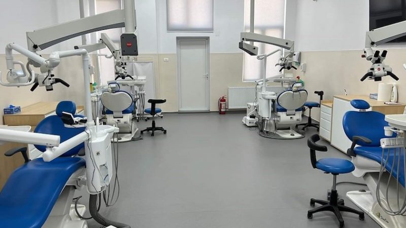 Promovează stomatologia viitorului!  De Zilele Academice Arădene a fost inaugurat Centrul Clinic Internaţional de Microscopie în Stomatologie Vasile Goldiş din Arad