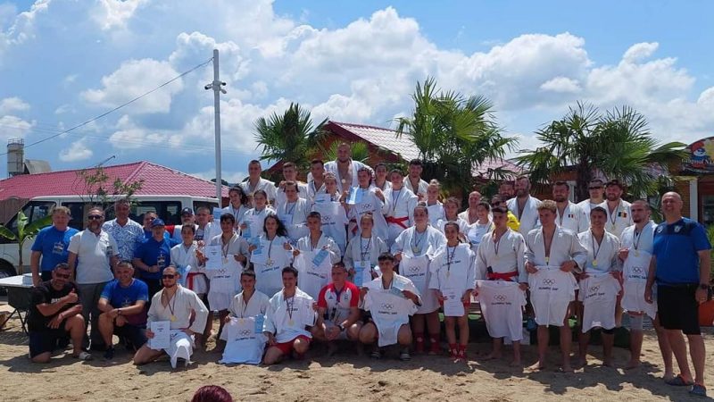 Sportivii combinatei Arad – Ghioroc au urcat pe podiumul naţional de sambo pe plajă, chiar …acasă! (FOTO)