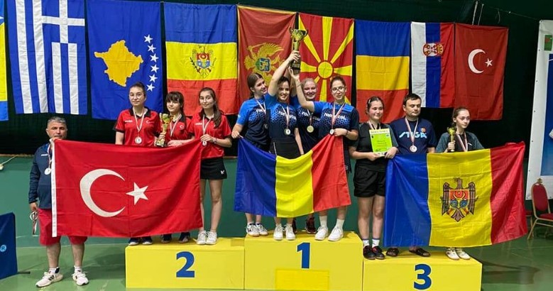 Alesia Sferlea este campioană balcanică la tenis de masă, cu naţionala de cadete!