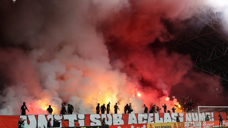 Peluza arădeană „a luat foc” la meciul cu CFR Cluj, mesaje ironice la adresa suporterilor lui FCSB: ”Fără sifoane pe stadioane!”