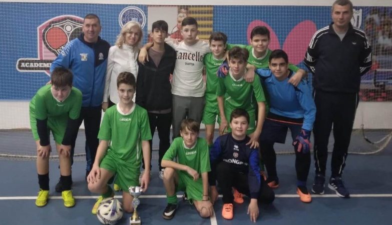 Fotbaliștii Școlii Gimnaziale „Aron Cotruș” au câștigat ediția cu numărul 15 a Cupei Moș Crăciun: „Ca Danemarca la europene…”
