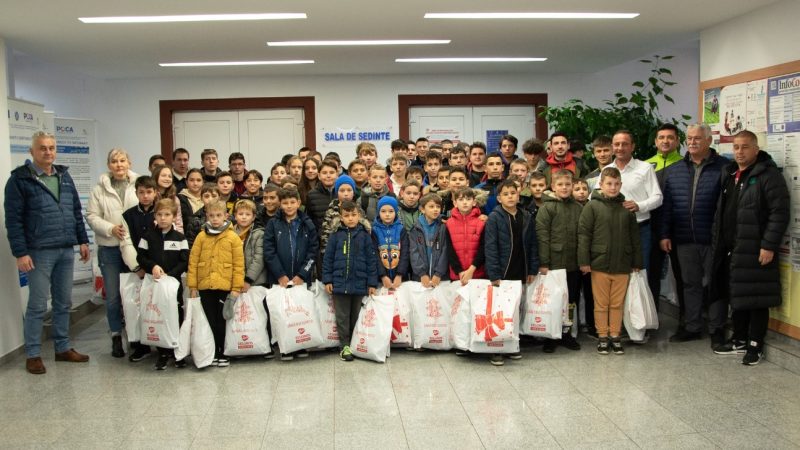 Echipamente sportive și dulciuri pentru juniorii Crișului de Moș Nicolae