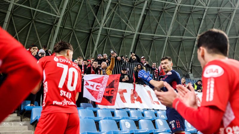 Fotbaliștii UTA-ei și Balint, în peluză alături de suporteri la finalul meciului de la Craiova: ”Suntem împreună cu voi în lupta asta!” + VIDEO și FOTO
